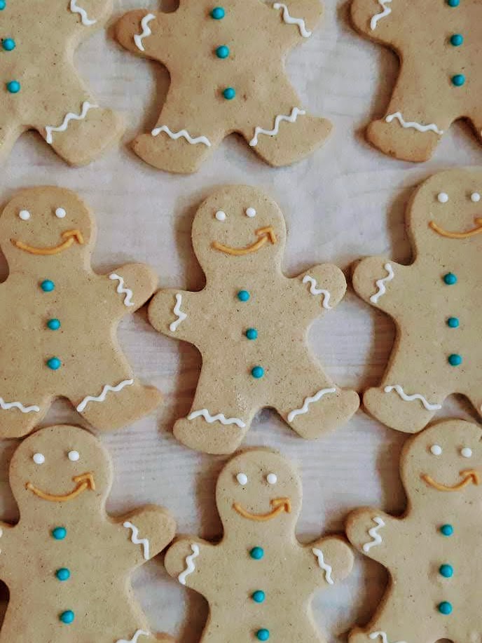 Gingerbread men with AMAZON smile made by Bloom Bakers