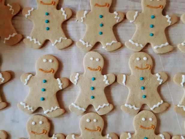 Gingerbread men with AMAZON smile made by Bloom Bakers